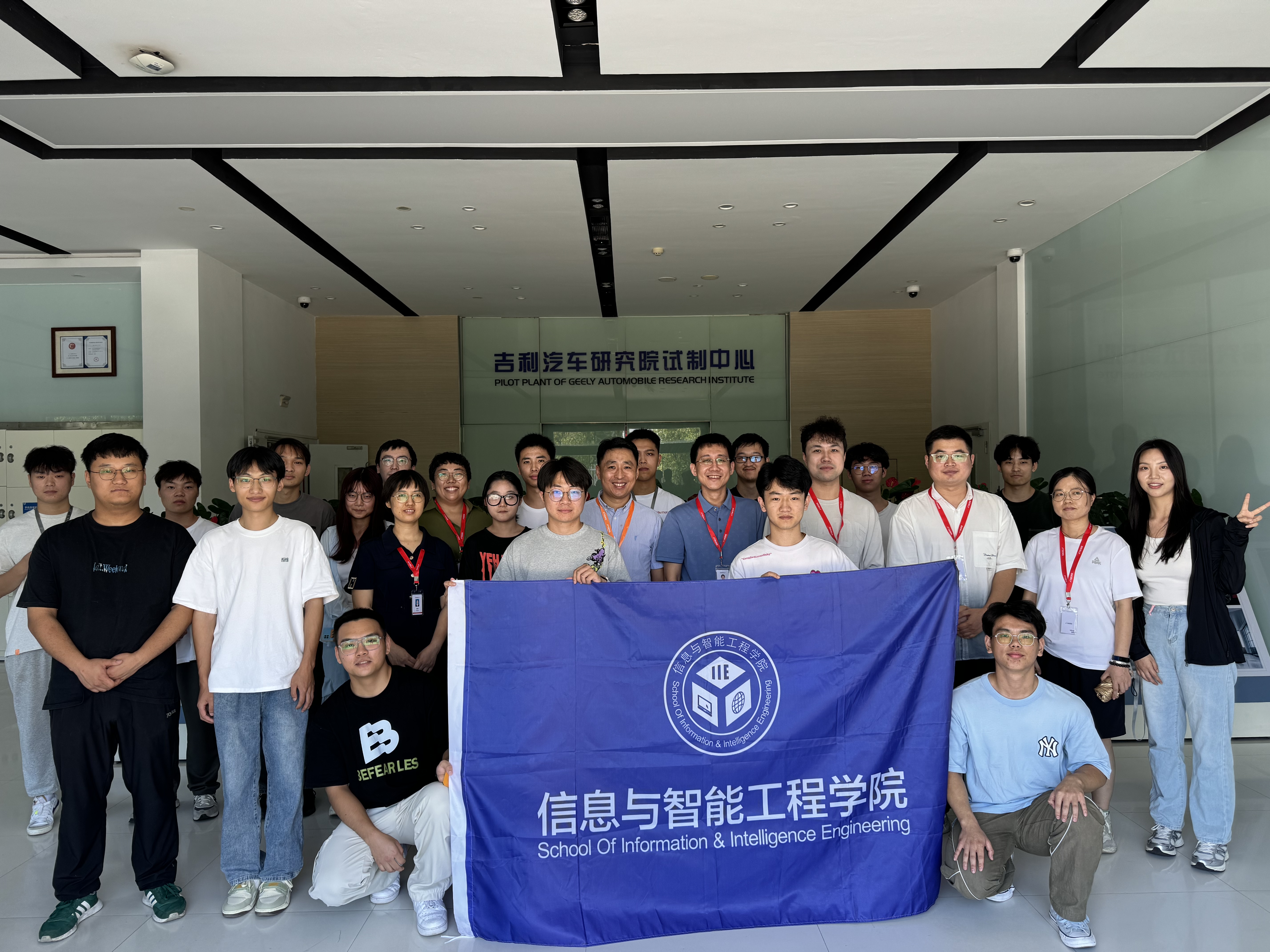 3. 与在企业公司员工合影留念.jpg